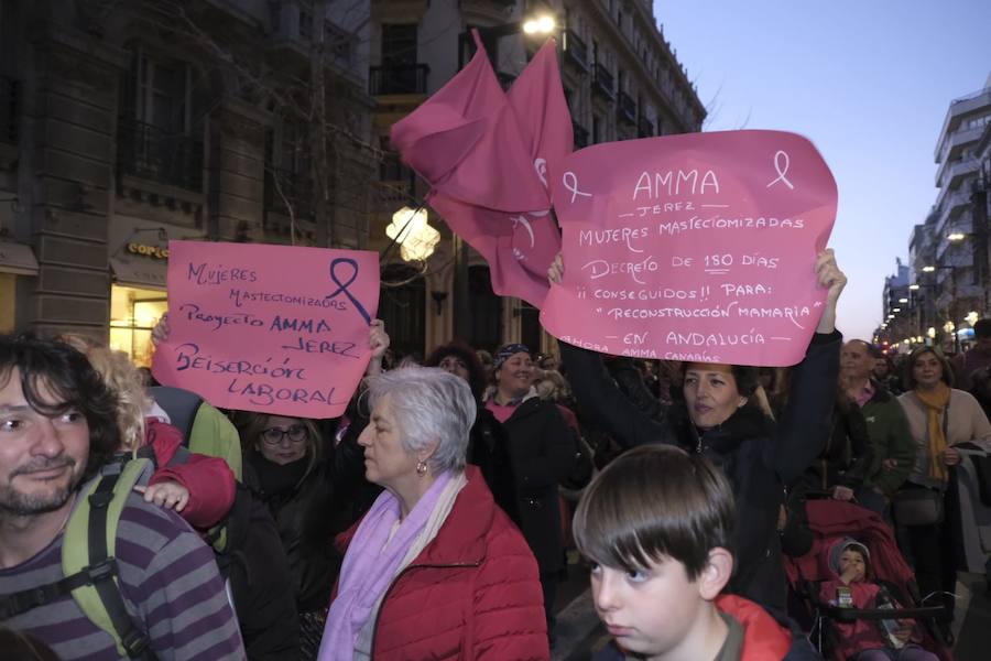 Miles de personas están secundando la manifestación vespertina por el 8M en Granada capital este viernes. La marcha ha abarrotado Gran Vïa y todas las calles por las que va transcurriendo.