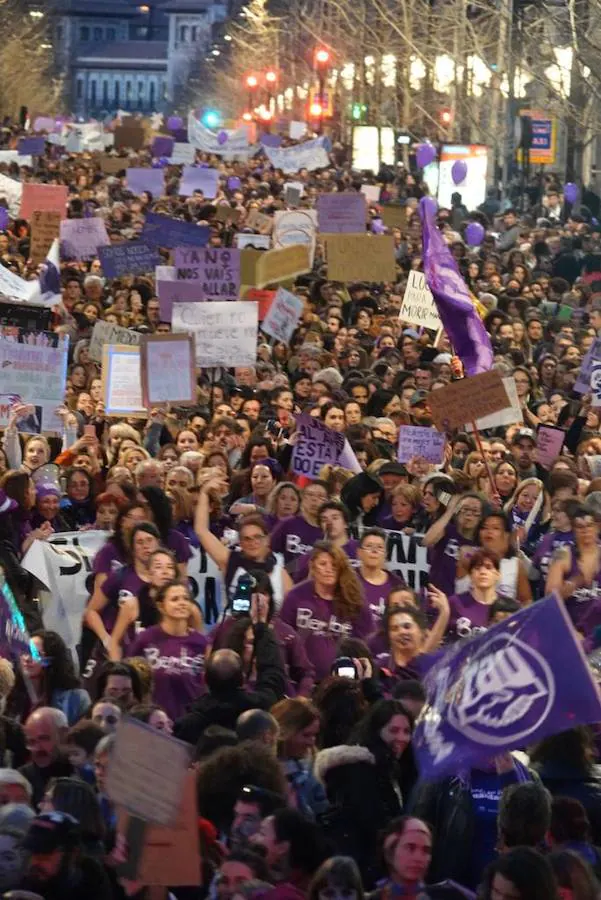 Miles de personas están secundando la manifestación vespertina por el 8M en Granada capital este viernes. La marcha ha abarrotado Gran Vïa y todas las calles por las que va transcurriendo.