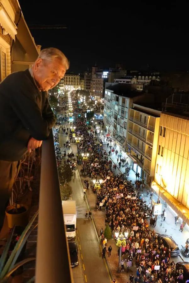 Miles de personas están secundando la manifestación vespertina por el 8M en Granada capital este viernes. La marcha ha abarrotado Gran Vïa y todas las calles por las que va transcurriendo.