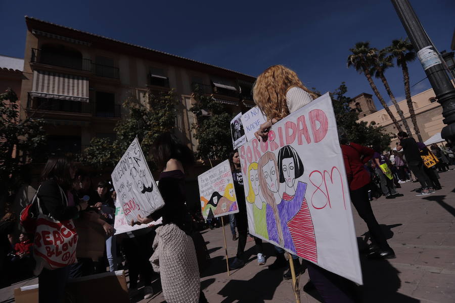 Hoy en la plaza de España se ha leído un manifiesto y la alcaldesa y concejales han citado textos de personalidades reconocidas 