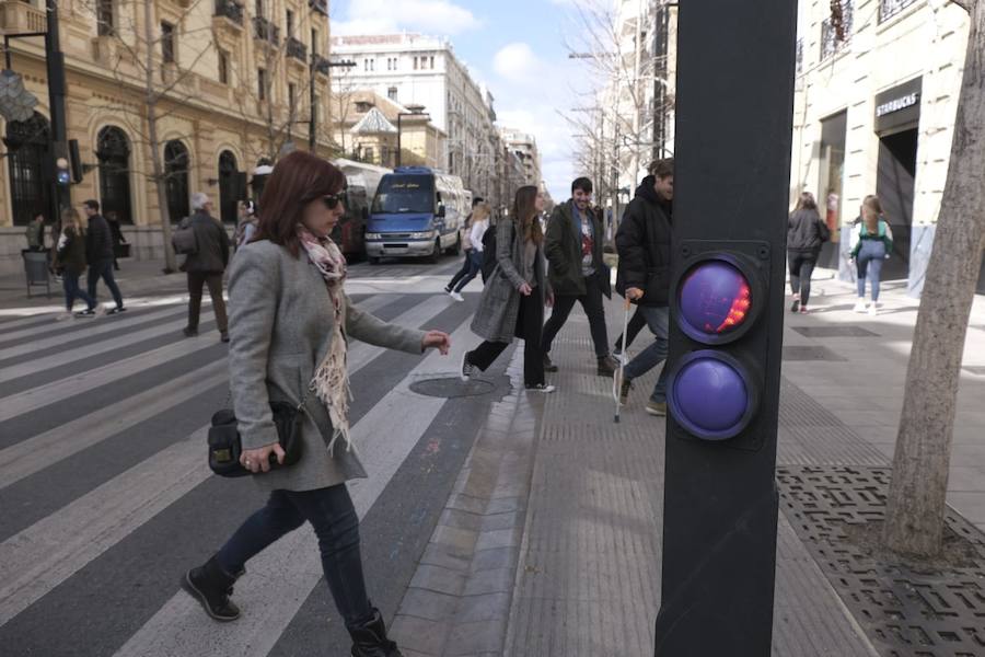 Varios edficios de Granada y algunos semáforos han amanecido con pintadas de color morado. Una nueva jornada histórica del 8M se ve manchada por actos vandálicos que nada tienen que ver con la reivindicación feminista.