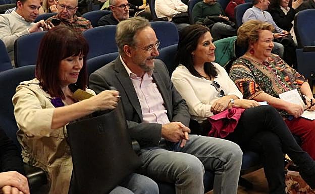 Micaela Navarro y Felipe López, en primer término, durante el comité provincial celebrado hoy.