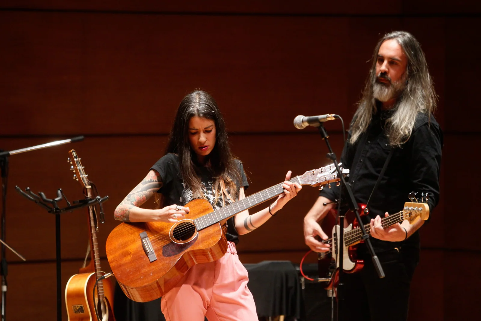 La Asociación Homo Sapiens ha celebrado una celebra gala benéfica con diferentes actuaciones musicales y la engtrega de sus galardones anuales, uno de ellos al crítico usical de IDEAL Juan Jesús García, y al también periodista y poeta Daniel Rodríguez Moya, codirector del Festival Internacional de Poesía de Granada. Gracias a los fondos que consigue con esta actividad, la asociación sin ánimo de lucro desarrolla programas inclusivos dedicados a mejorar la calidad de vida de las personas con diversidad funcional.