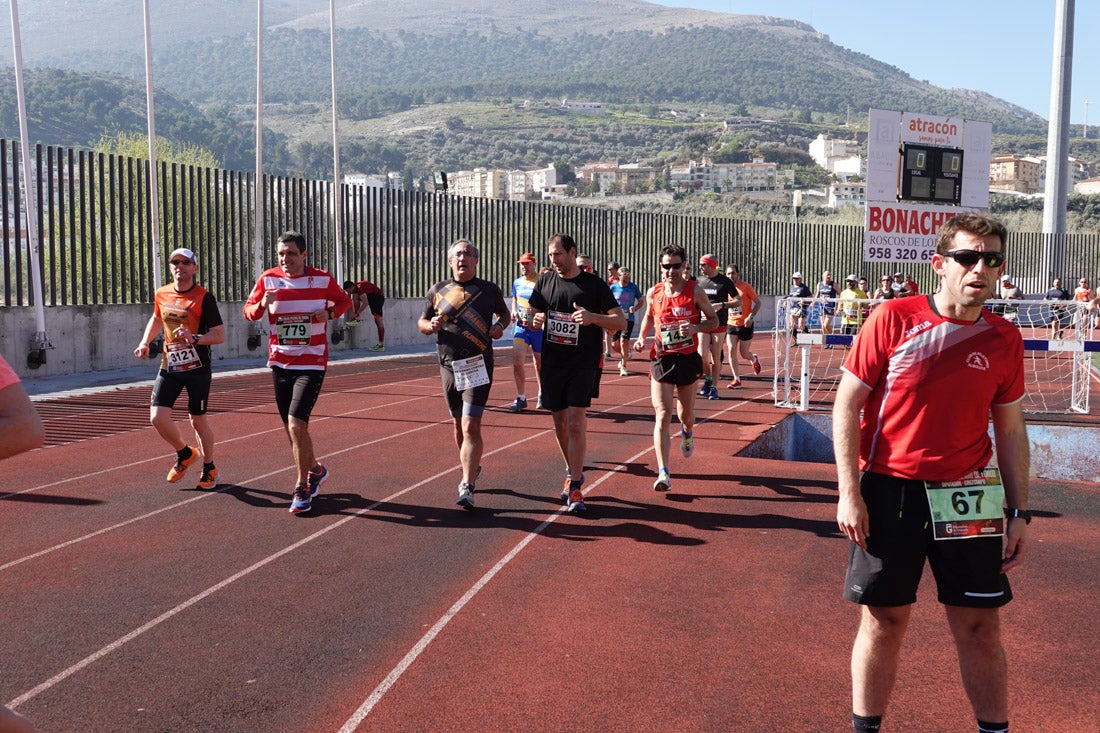 La salida de la carrera fue espectacular, al más propio estilo de las grandes maratones, con todos los participantes agrupados. Al final, caras felices en los podios para los ganadores, segundos y teceros clasificados. Y premio para la más veterana corredoras en acabar la prueba.