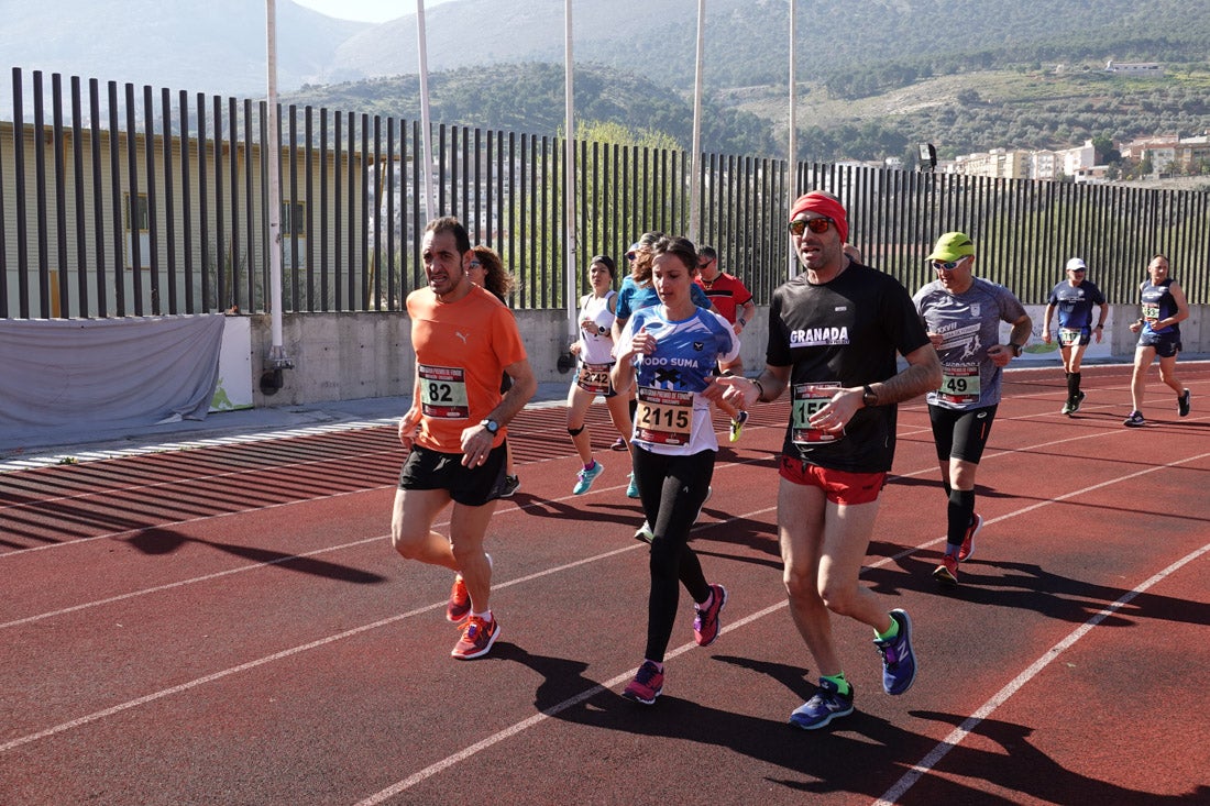 La salida de la carrera fue espectacular, al más propio estilo de las grandes maratones, con todos los participantes agrupados. Al final, caras felices en los podios para los ganadores, segundos y teceros clasificados. Y premio para la más veterana corredoras en acabar la prueba.