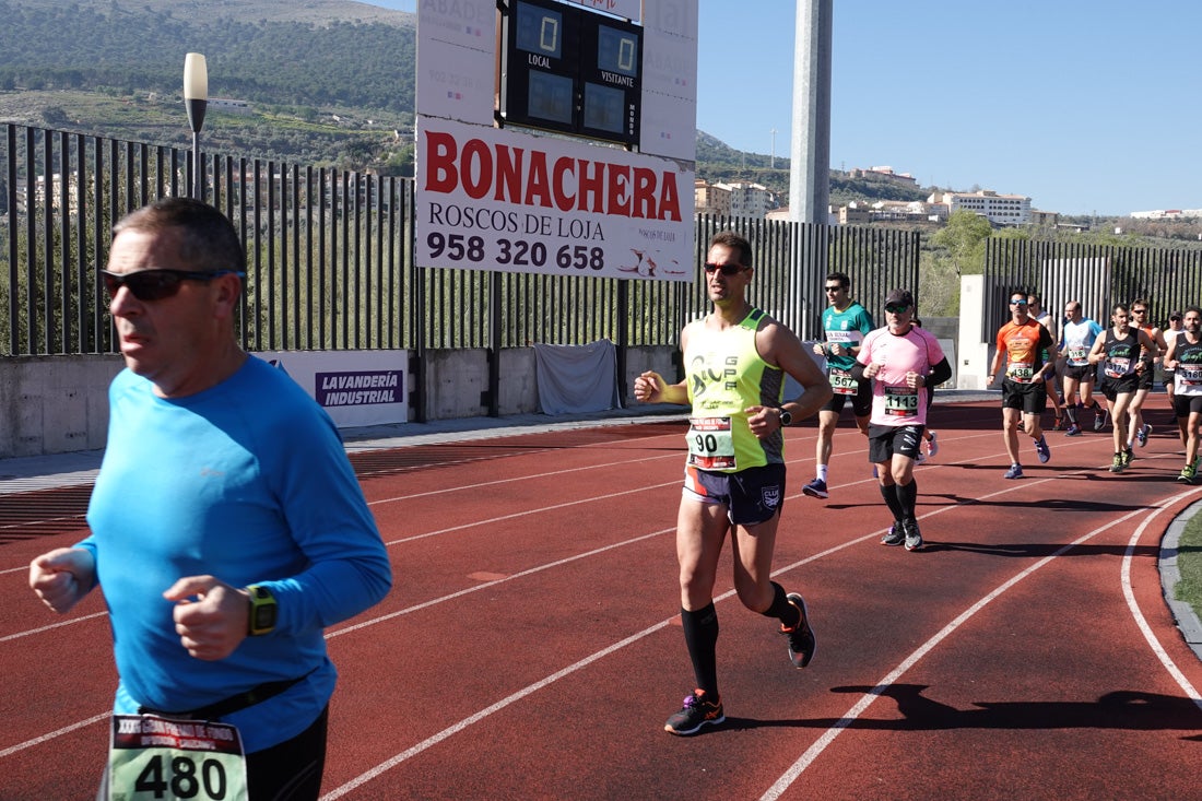 La salida de la carrera fue espectacular, al más propio estilo de las grandes maratones, con todos los participantes agrupados. Al final, caras felices en los podios para los ganadores, segundos y teceros clasificados. Y premio para la más veterana corredoras en acabar la prueba.