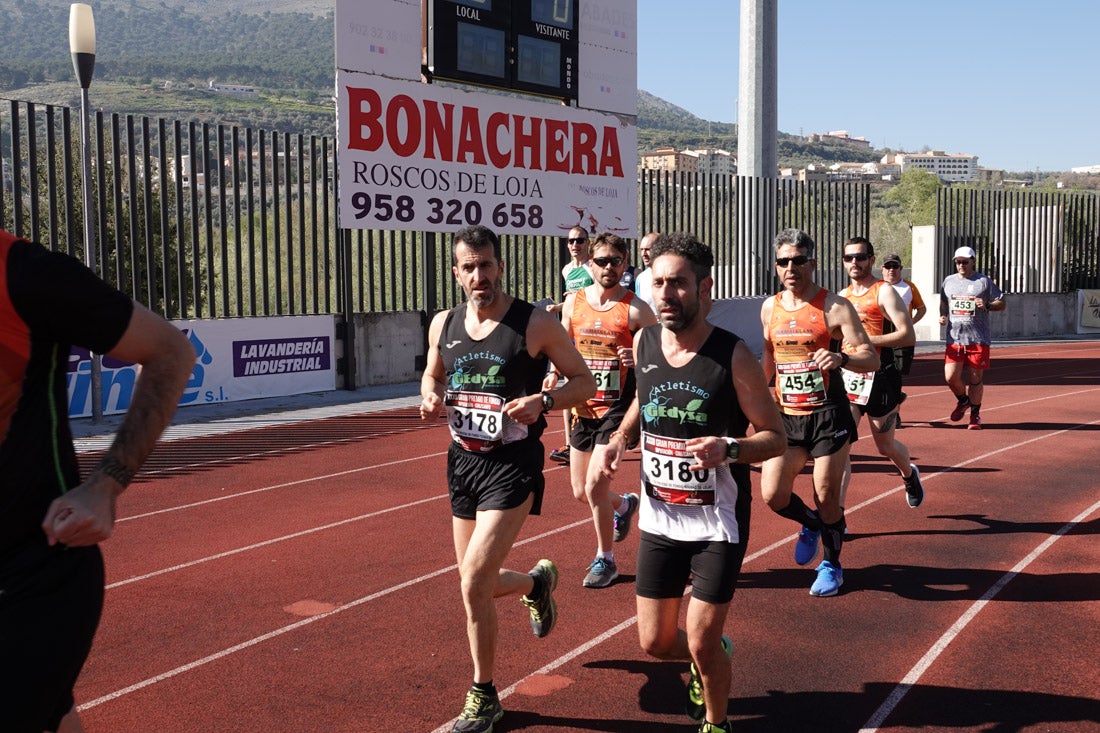 La salida de la carrera fue espectacular, al más propio estilo de las grandes maratones, con todos los participantes agrupados. Al final, caras felices en los podios para los ganadores, segundos y teceros clasificados. Y premio para la más veterana corredoras en acabar la prueba.