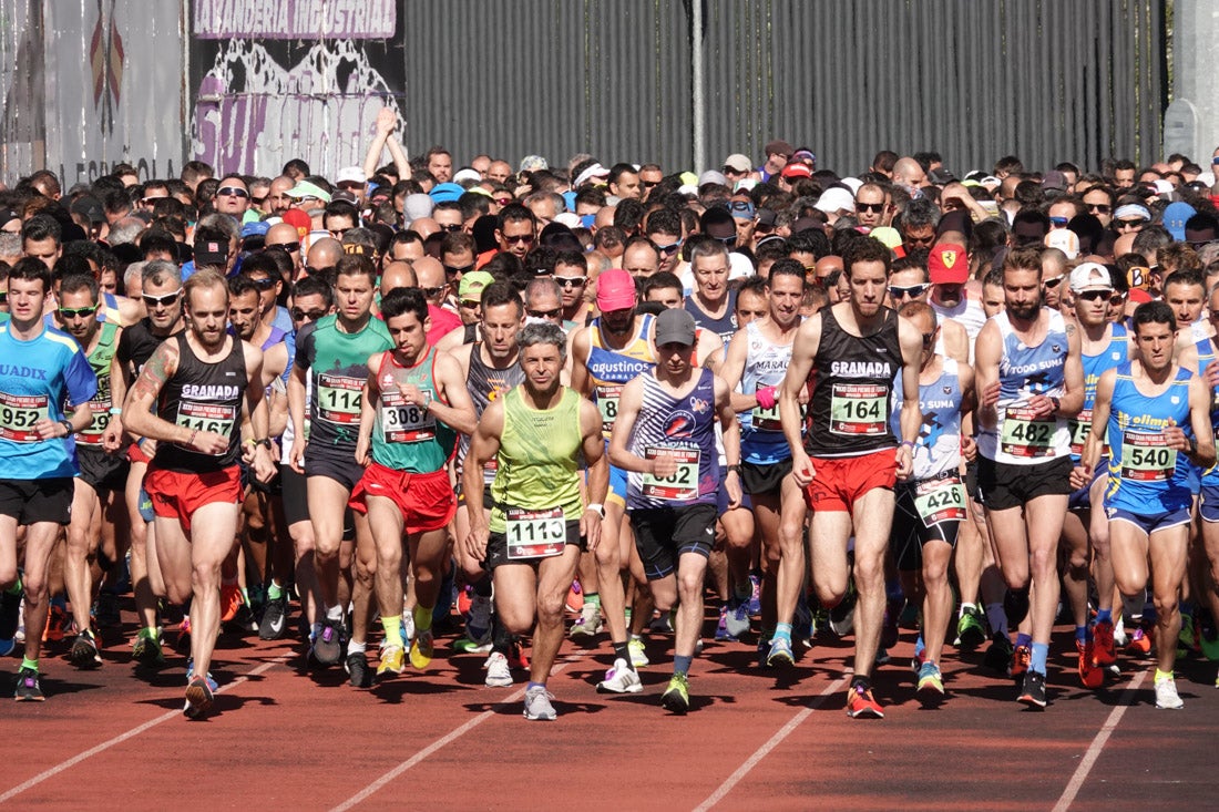 La salida de la carrera fue espectacular, al más propio estilo de las grandes maratones, con todos los participantes agrupados. Al final, caras felices en los podios para los ganadores, segundos y teceros clasificados. Y premio para la más veterana corredoras en acabar la prueba.