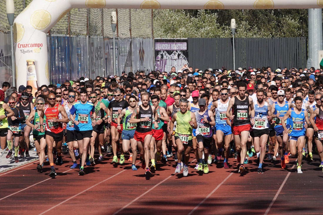 La salida de la carrera fue espectacular, al más propio estilo de las grandes maratones, con todos los participantes agrupados. Al final, caras felices en los podios para los ganadores, segundos y teceros clasificados. Y premio para la más veterana corredoras en acabar la prueba.