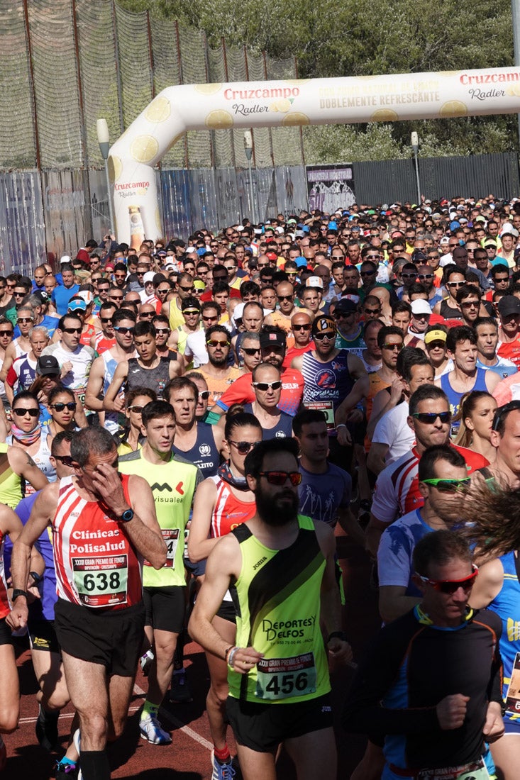 La salida de la carrera fue espectacular, al más propio estilo de las grandes maratones, con todos los participantes agrupados. Al final, caras felices en los podios para los ganadores, segundos y teceros clasificados. Y premio para la más veterana corredoras en acabar la prueba.