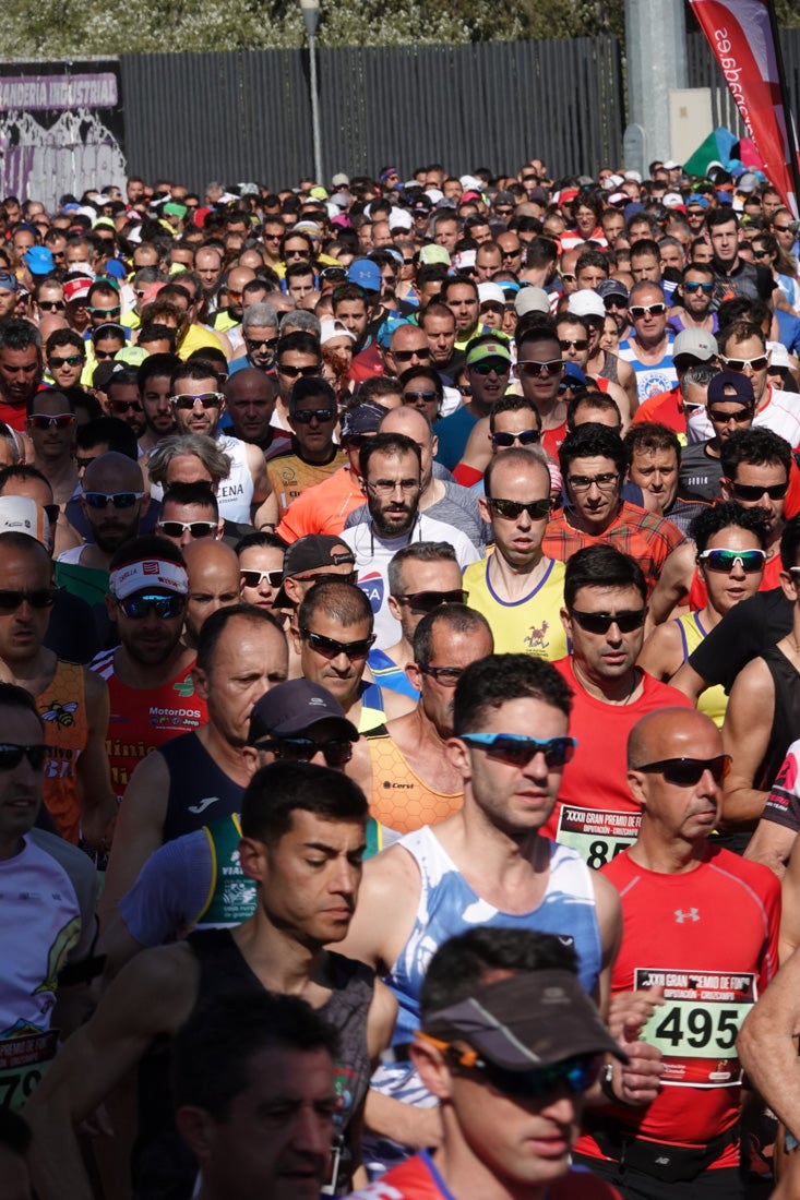 La salida de la carrera fue espectacular, al más propio estilo de las grandes maratones, con todos los participantes agrupados. Al final, caras felices en los podios para los ganadores, segundos y teceros clasificados. Y premio para la más veterana corredoras en acabar la prueba.