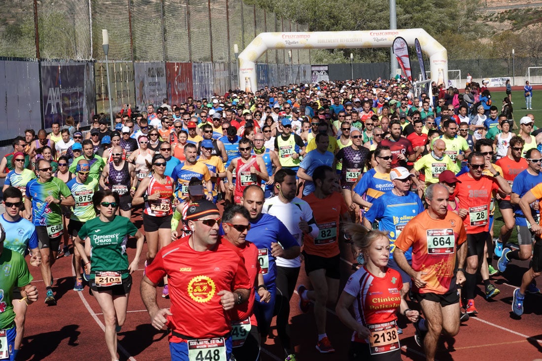 La salida de la carrera fue espectacular, al más propio estilo de las grandes maratones, con todos los participantes agrupados. Al final, caras felices en los podios para los ganadores, segundos y teceros clasificados. Y premio para la más veterana corredoras en acabar la prueba.