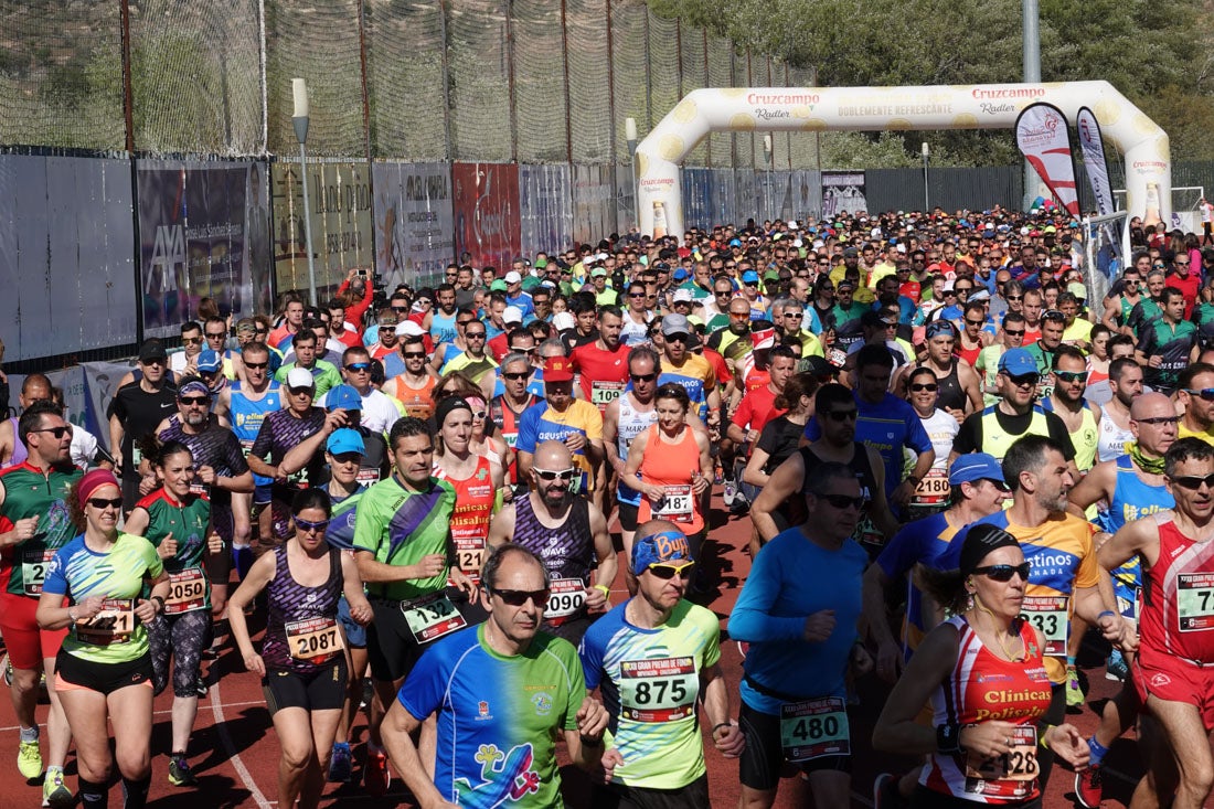 La salida de la carrera fue espectacular, al más propio estilo de las grandes maratones, con todos los participantes agrupados. Al final, caras felices en los podios para los ganadores, segundos y teceros clasificados. Y premio para la más veterana corredoras en acabar la prueba.