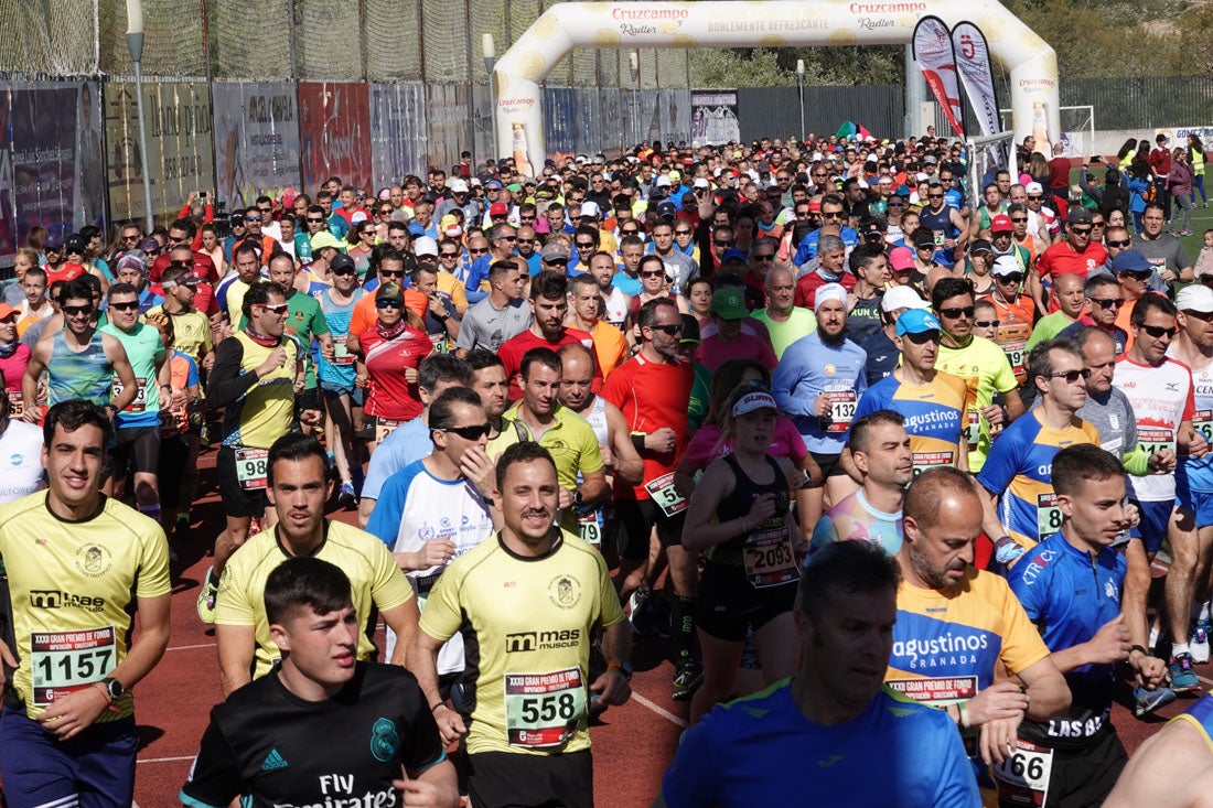 La salida de la carrera fue espectacular, al más propio estilo de las grandes maratones, con todos los participantes agrupados. Al final, caras felices en los podios para los ganadores, segundos y teceros clasificados. Y premio para la más veterana corredoras en acabar la prueba.