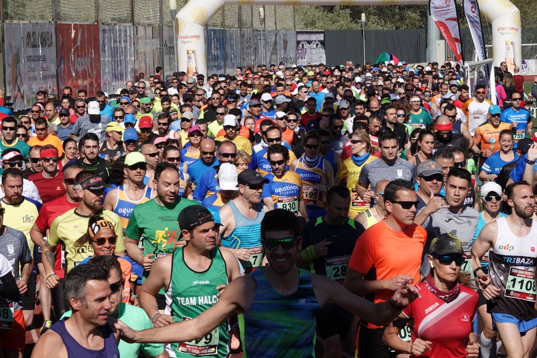 La salida de la carrera fue espectacular, al más propio estilo de las grandes maratones, con todos los participantes agrupados. Al final, caras felices en los podios para los ganadores, segundos y teceros clasificados. Y premio para la más veterana corredoras en acabar la prueba.