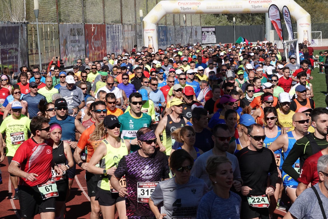 La salida de la carrera fue espectacular, al más propio estilo de las grandes maratones, con todos los participantes agrupados. Al final, caras felices en los podios para los ganadores, segundos y teceros clasificados. Y premio para la más veterana corredoras en acabar la prueba.