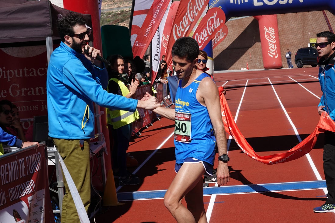 Manuel Santiago entra vistorioso a meta en la prueba de fondo de Loja. También lo hace victoriosa la más veterana de la cita. Y cientos de corredores desilan camino de la llegada al tartán.