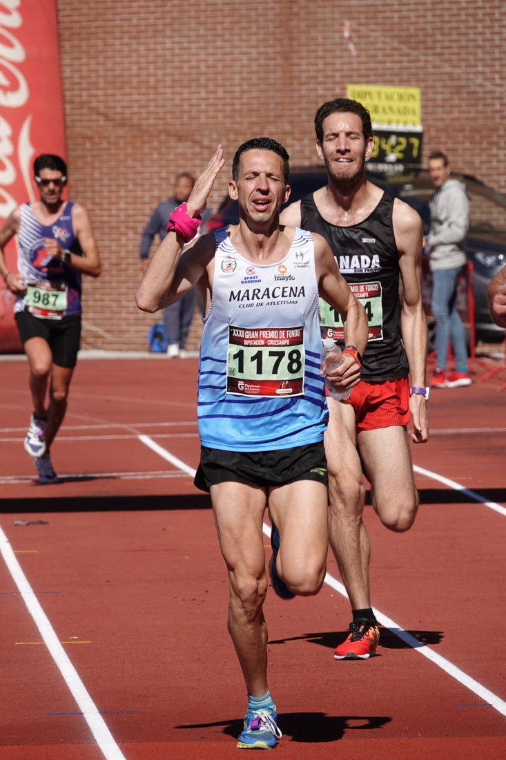 Manuel Santiago entra vistorioso a meta en la prueba de fondo de Loja. También lo hace victoriosa la más veterana de la cita. Y cientos de corredores desilan camino de la llegada al tartán.