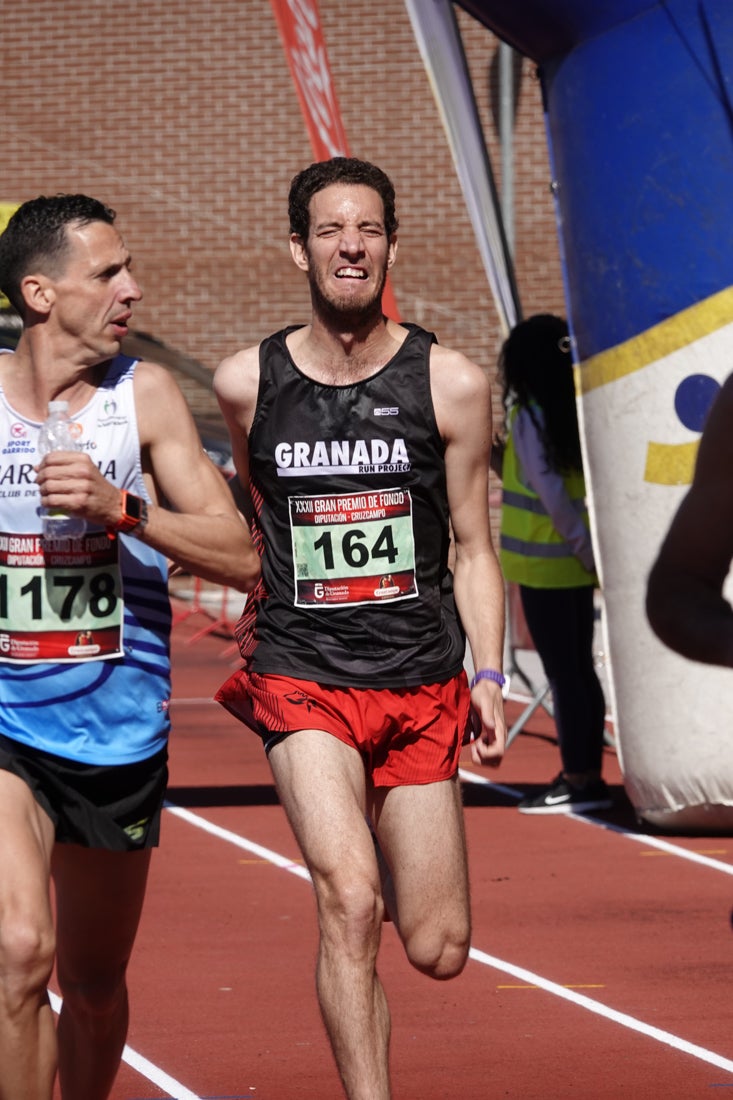 Manuel Santiago entra vistorioso a meta en la prueba de fondo de Loja. También lo hace victoriosa la más veterana de la cita. Y cientos de corredores desilan camino de la llegada al tartán.