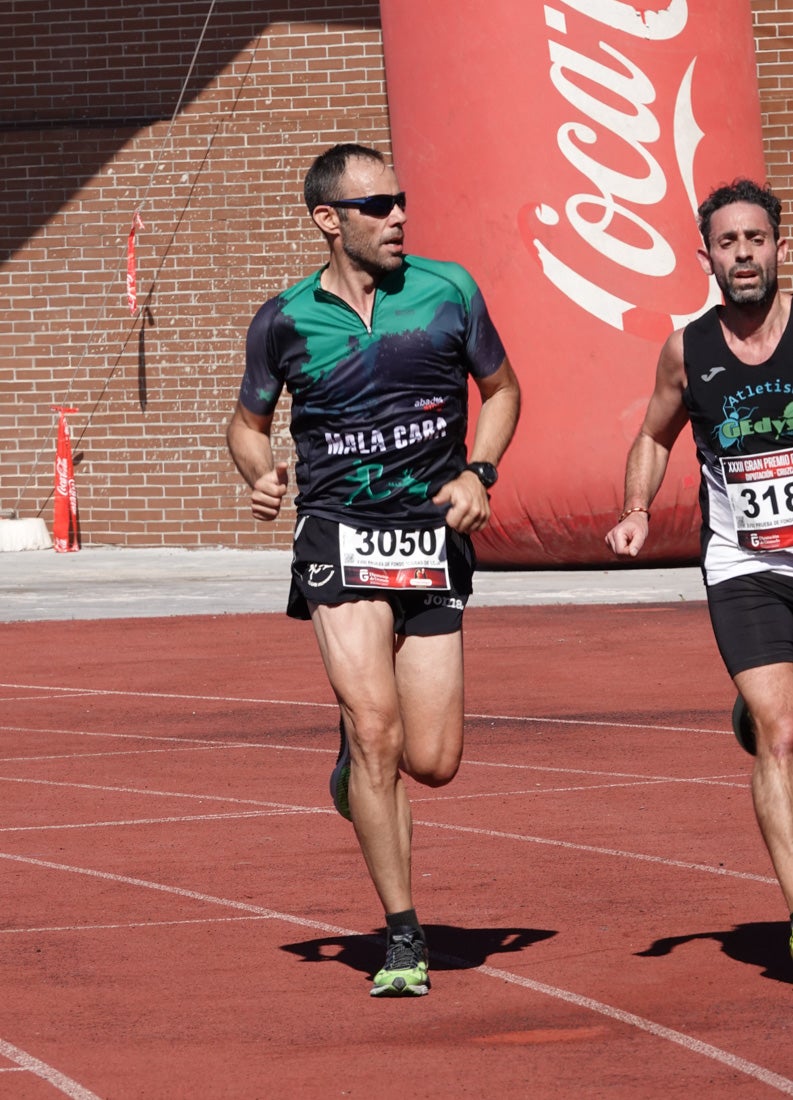 Manuel Santiago entra vistorioso a meta en la prueba de fondo de Loja. También lo hace victoriosa la más veterana de la cita. Y cientos de corredores desilan camino de la llegada al tartán.