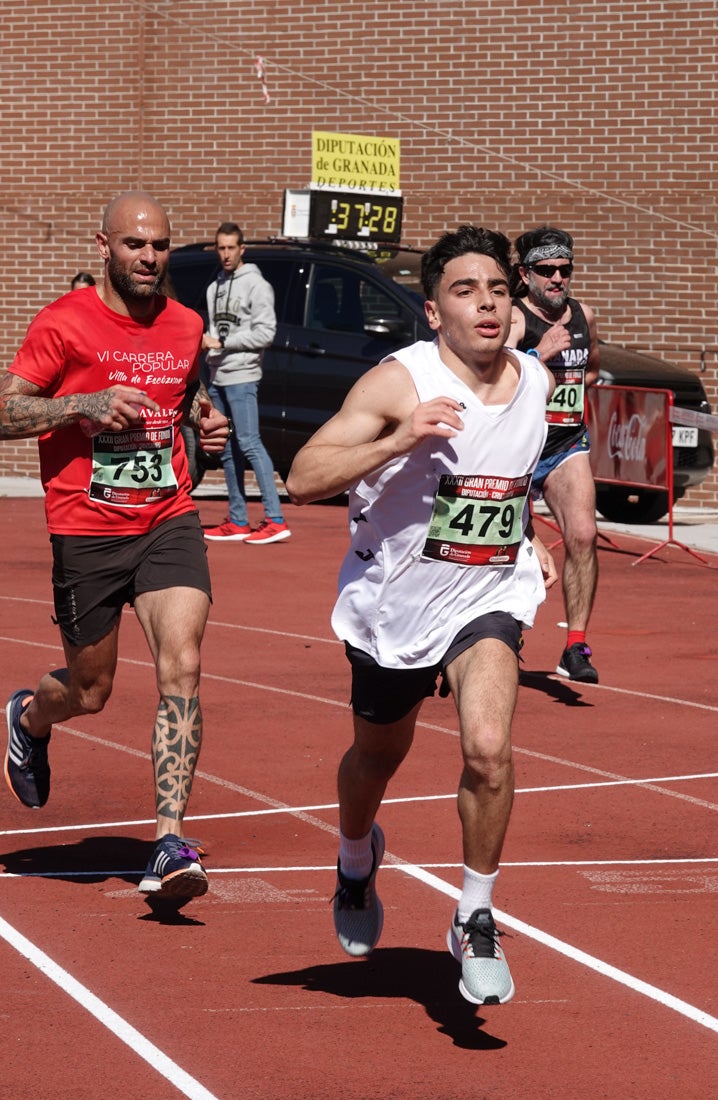 Manuel Santiago entra vistorioso a meta en la prueba de fondo de Loja. También lo hace victoriosa la más veterana de la cita. Y cientos de corredores desilan camino de la llegada al tartán.