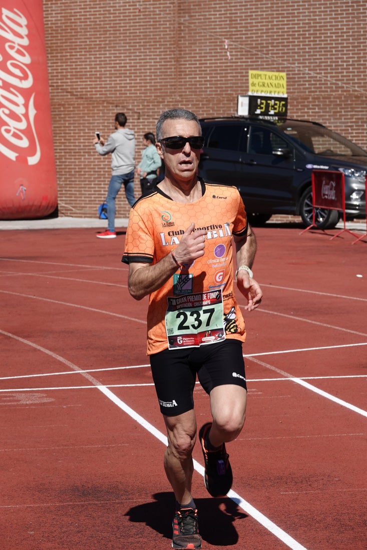 Manuel Santiago entra vistorioso a meta en la prueba de fondo de Loja. También lo hace victoriosa la más veterana de la cita. Y cientos de corredores desilan camino de la llegada al tartán.