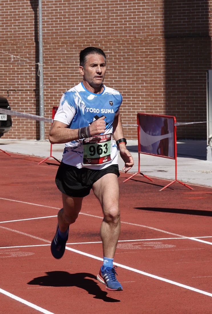 Manuel Santiago entra vistorioso a meta en la prueba de fondo de Loja. También lo hace victoriosa la más veterana de la cita. Y cientos de corredores desilan camino de la llegada al tartán.