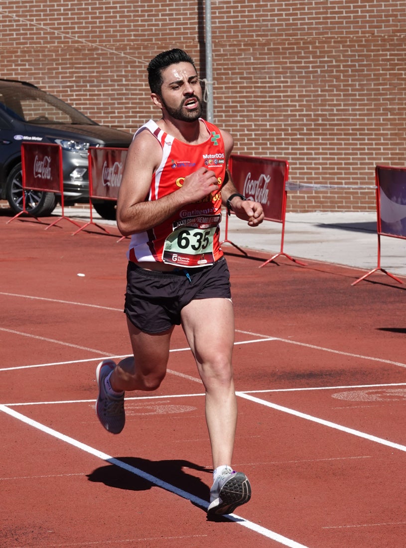 Manuel Santiago entra vistorioso a meta en la prueba de fondo de Loja. También lo hace victoriosa la más veterana de la cita. Y cientos de corredores desilan camino de la llegada al tartán.