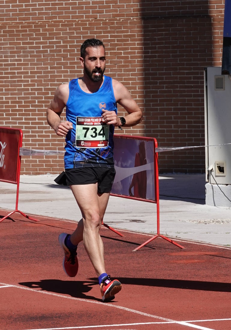 Manuel Santiago entra vistorioso a meta en la prueba de fondo de Loja. También lo hace victoriosa la más veterana de la cita. Y cientos de corredores desilan camino de la llegada al tartán.