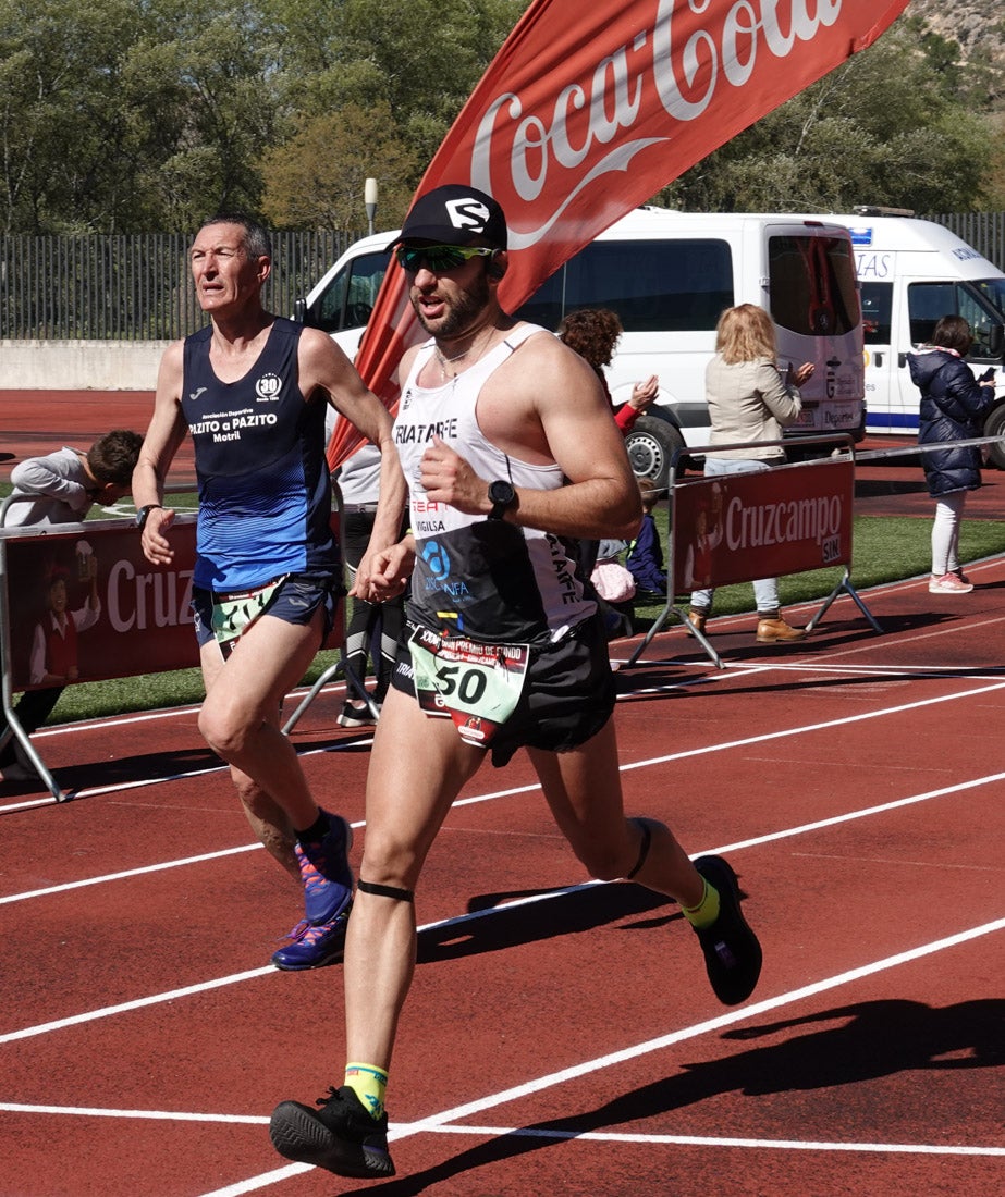 Manuel Santiago entra vistorioso a meta en la prueba de fondo de Loja. También lo hace victoriosa la más veterana de la cita. Y cientos de corredores desilan camino de la llegada al tartán.