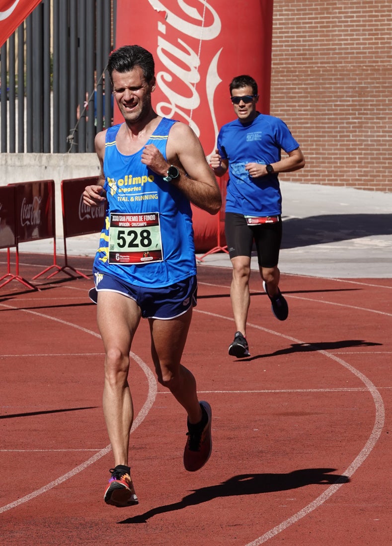 Manuel Santiago entra vistorioso a meta en la prueba de fondo de Loja. También lo hace victoriosa la más veterana de la cita. Y cientos de corredores desilan camino de la llegada al tartán.