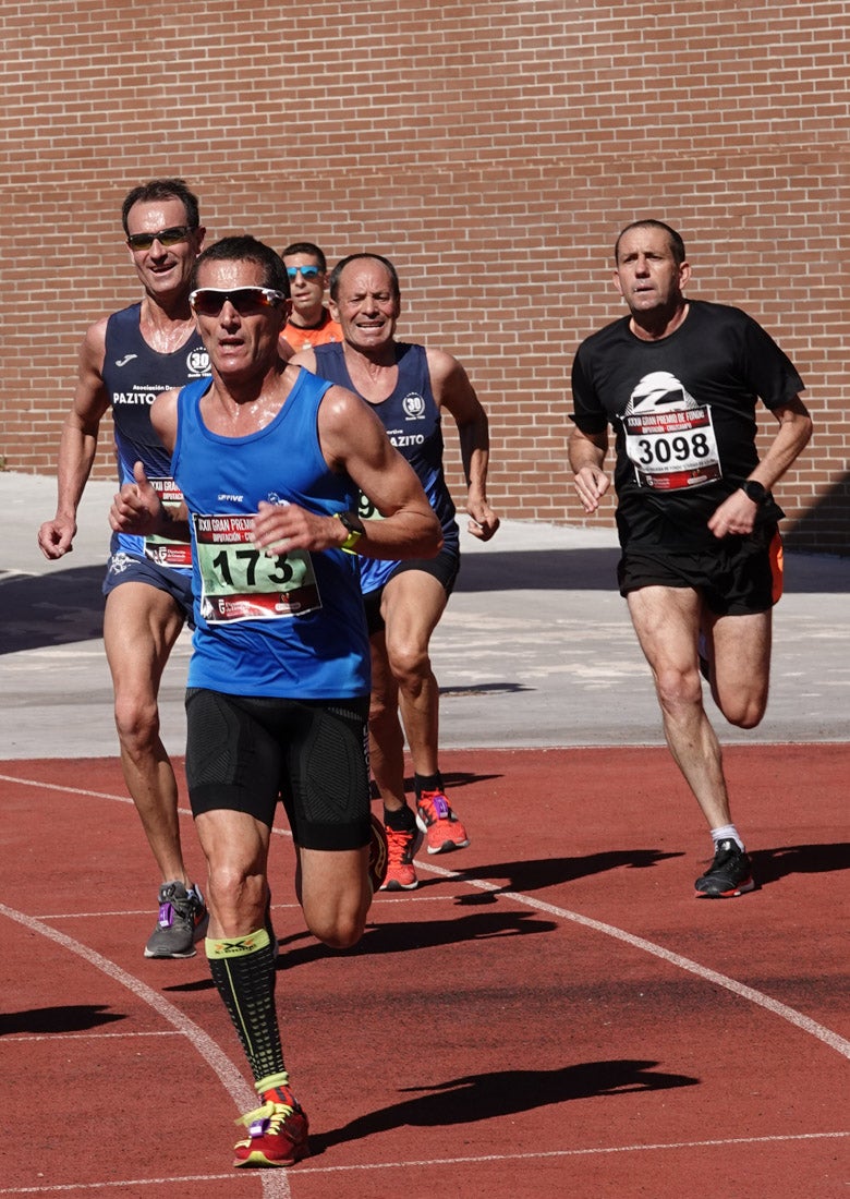 Manuel Santiago entra vistorioso a meta en la prueba de fondo de Loja. También lo hace victoriosa la más veterana de la cita. Y cientos de corredores desilan camino de la llegada al tartán.