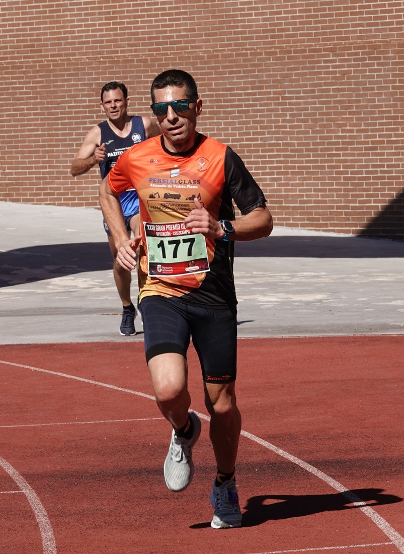 Manuel Santiago entra vistorioso a meta en la prueba de fondo de Loja. También lo hace victoriosa la más veterana de la cita. Y cientos de corredores desilan camino de la llegada al tartán.