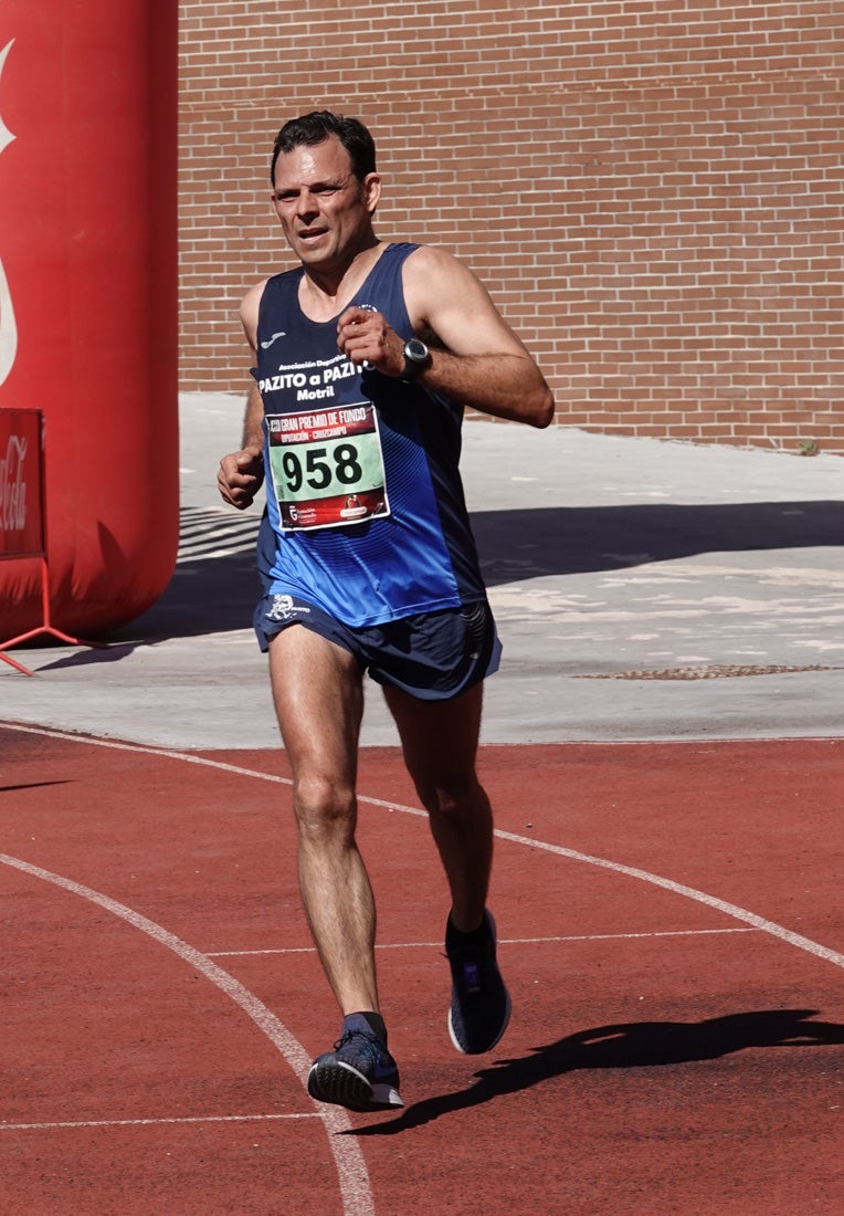 Manuel Santiago entra vistorioso a meta en la prueba de fondo de Loja. También lo hace victoriosa la más veterana de la cita. Y cientos de corredores desilan camino de la llegada al tartán.