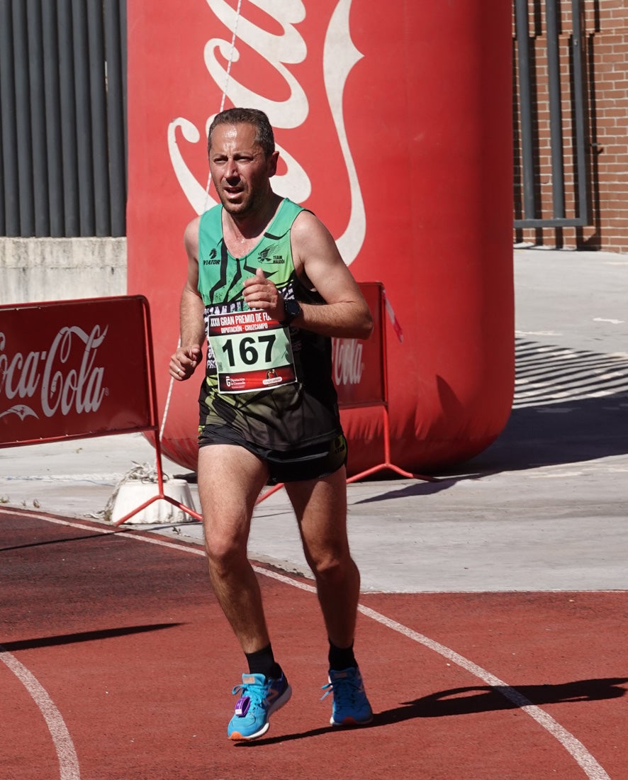 Manuel Santiago entra vistorioso a meta en la prueba de fondo de Loja. También lo hace victoriosa la más veterana de la cita. Y cientos de corredores desilan camino de la llegada al tartán.