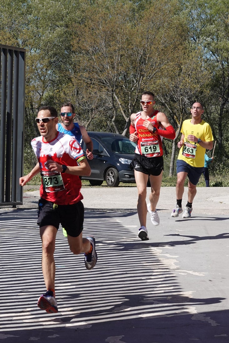 Manuel Santiago entra vistorioso a meta en la prueba de fondo de Loja. También lo hace victoriosa la más veterana de la cita. Y cientos de corredores desilan camino de la llegada al tartán.