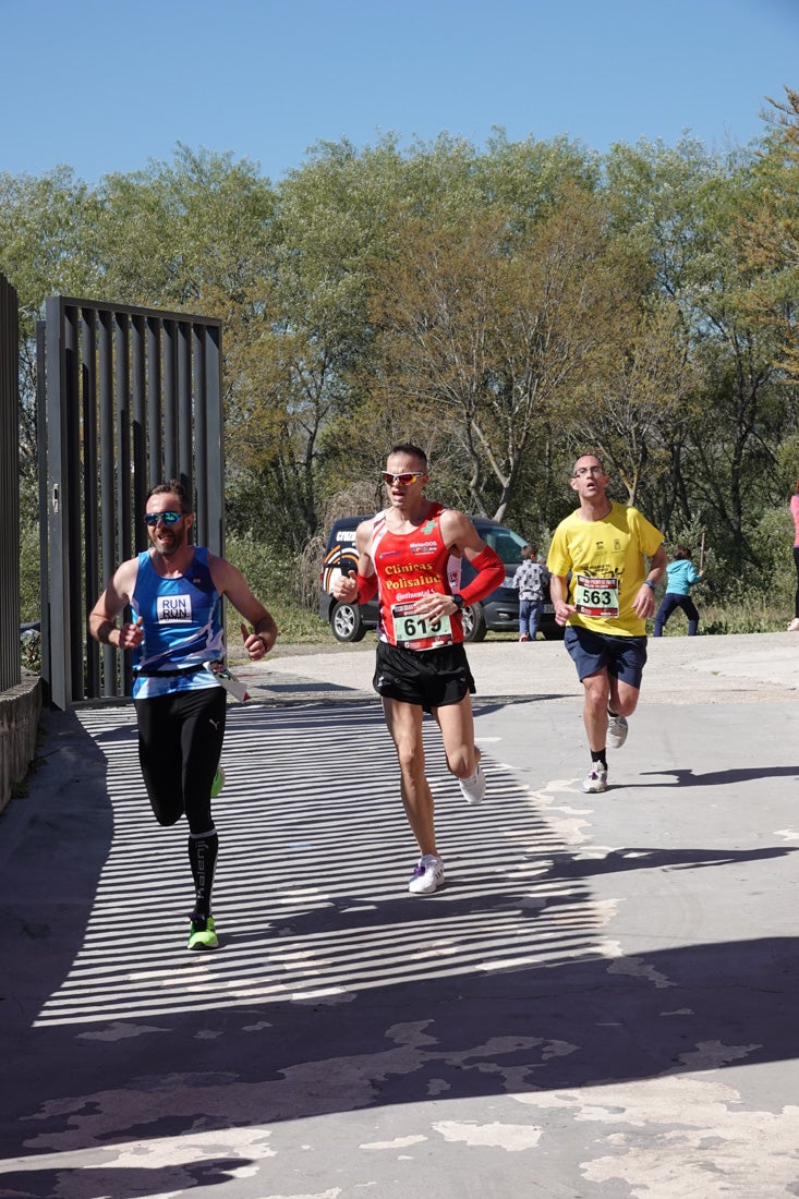 Manuel Santiago entra vistorioso a meta en la prueba de fondo de Loja. También lo hace victoriosa la más veterana de la cita. Y cientos de corredores desilan camino de la llegada al tartán.