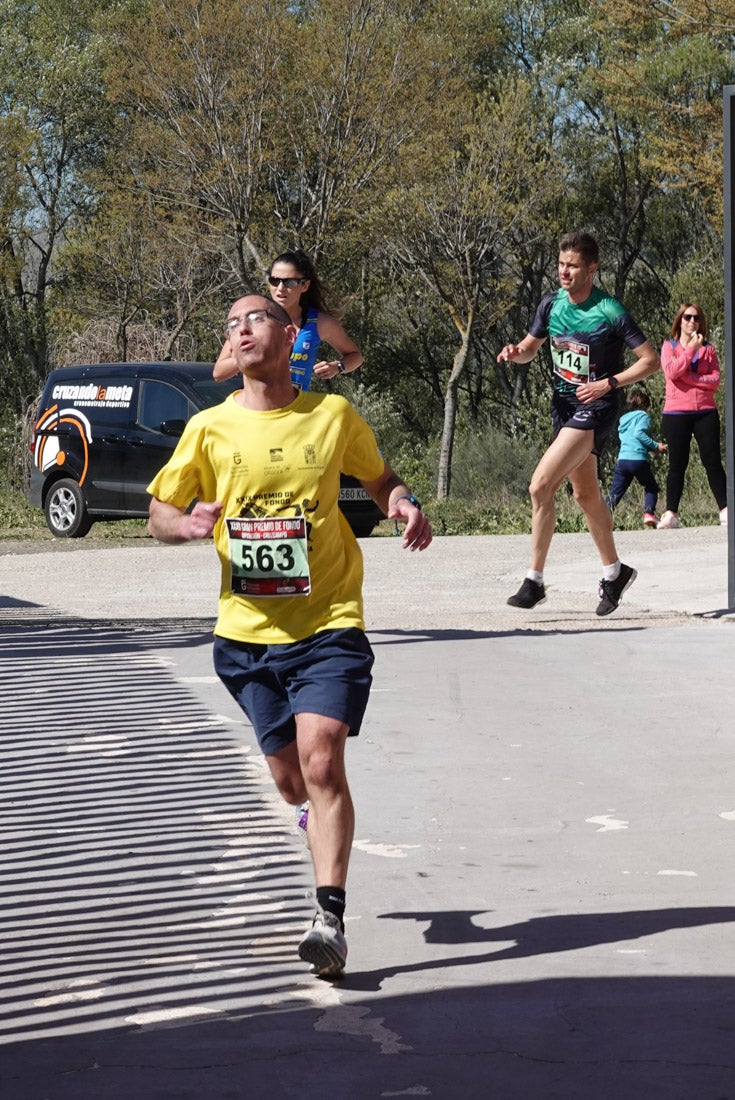 Manuel Santiago entra vistorioso a meta en la prueba de fondo de Loja. También lo hace victoriosa la más veterana de la cita. Y cientos de corredores desilan camino de la llegada al tartán.