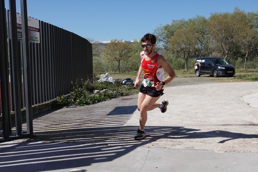 Manuel Santiago entra vistorioso a meta en la prueba de fondo de Loja. También lo hace victoriosa la más veterana de la cita. Y cientos de corredores desilan camino de la llegada al tartán.