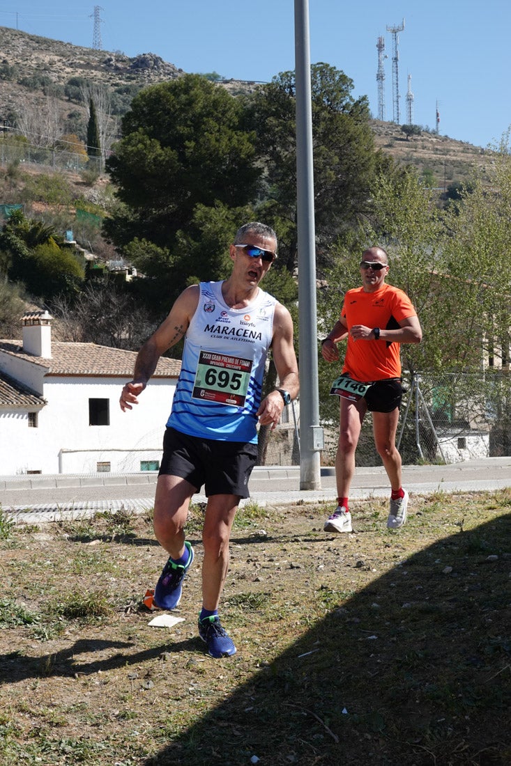 Manuel Santiago entra vistorioso a meta en la prueba de fondo de Loja. También lo hace victoriosa la más veterana de la cita. Y cientos de corredores desilan camino de la llegada al tartán.