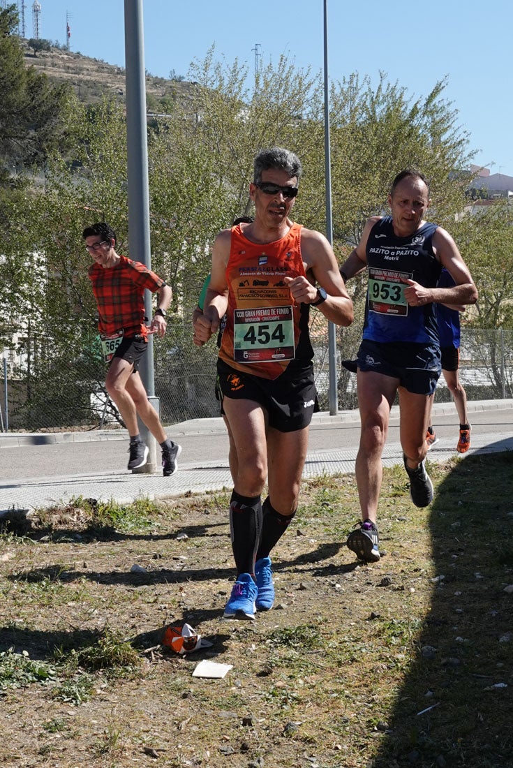 Manuel Santiago entra vistorioso a meta en la prueba de fondo de Loja. También lo hace victoriosa la más veterana de la cita. Y cientos de corredores desilan camino de la llegada al tartán.