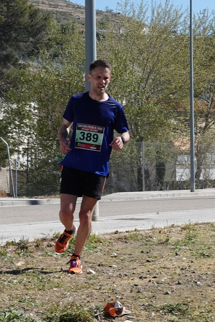 Manuel Santiago entra vistorioso a meta en la prueba de fondo de Loja. También lo hace victoriosa la más veterana de la cita. Y cientos de corredores desilan camino de la llegada al tartán.