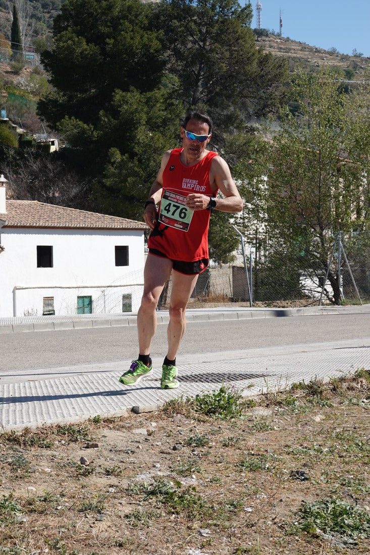 Manuel Santiago entra vistorioso a meta en la prueba de fondo de Loja. También lo hace victoriosa la más veterana de la cita. Y cientos de corredores desilan camino de la llegada al tartán.