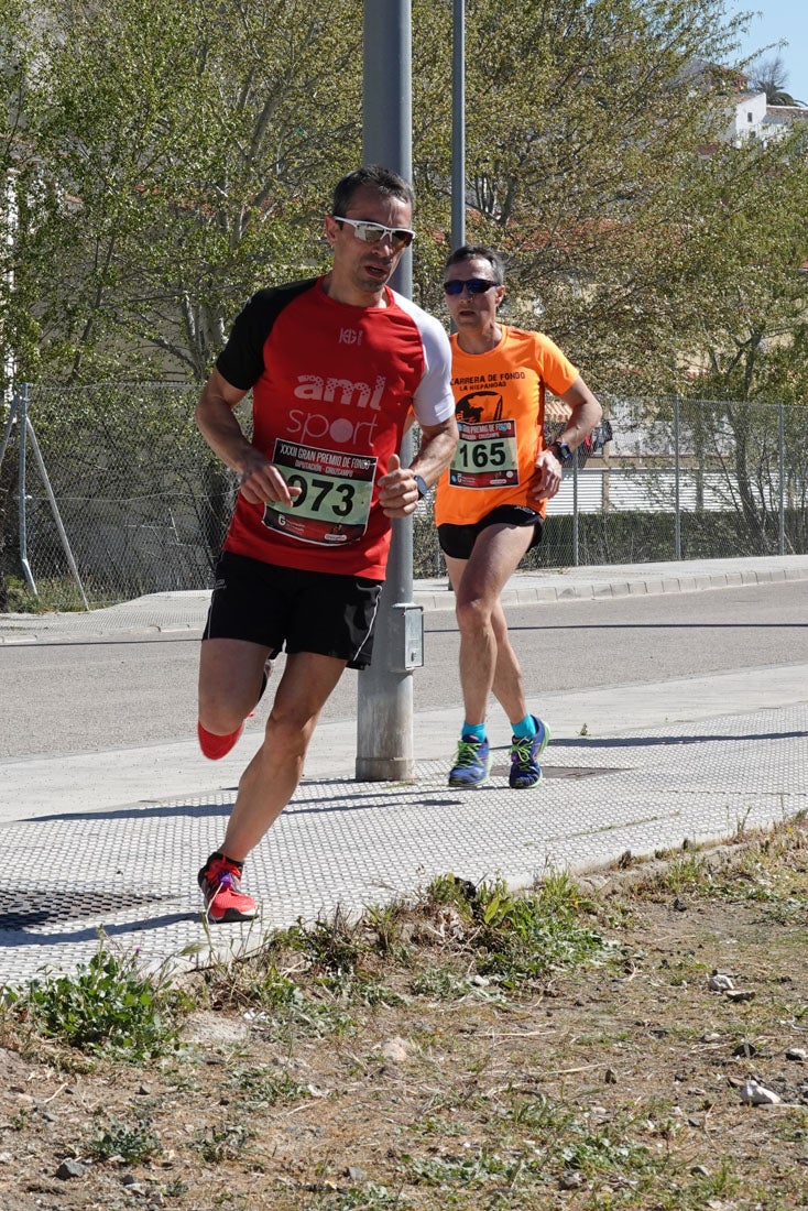 Manuel Santiago entra vistorioso a meta en la prueba de fondo de Loja. También lo hace victoriosa la más veterana de la cita. Y cientos de corredores desilan camino de la llegada al tartán.