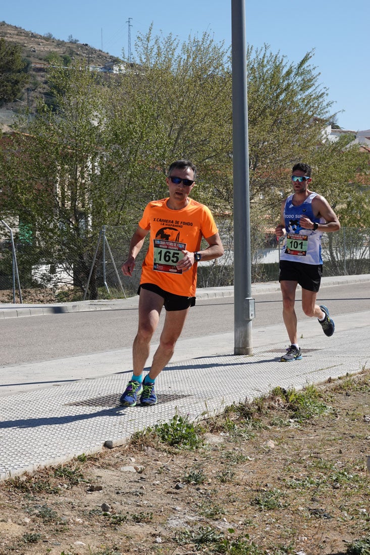 Manuel Santiago entra vistorioso a meta en la prueba de fondo de Loja. También lo hace victoriosa la más veterana de la cita. Y cientos de corredores desilan camino de la llegada al tartán.