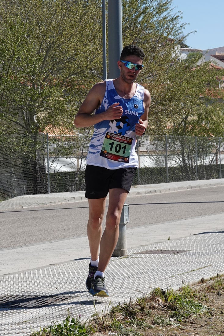 Manuel Santiago entra vistorioso a meta en la prueba de fondo de Loja. También lo hace victoriosa la más veterana de la cita. Y cientos de corredores desilan camino de la llegada al tartán.