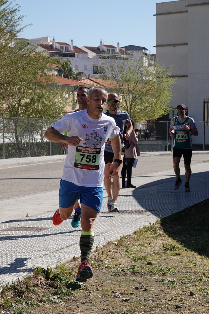 Manuel Santiago entra vistorioso a meta en la prueba de fondo de Loja. También lo hace victoriosa la más veterana de la cita. Y cientos de corredores desilan camino de la llegada al tartán.