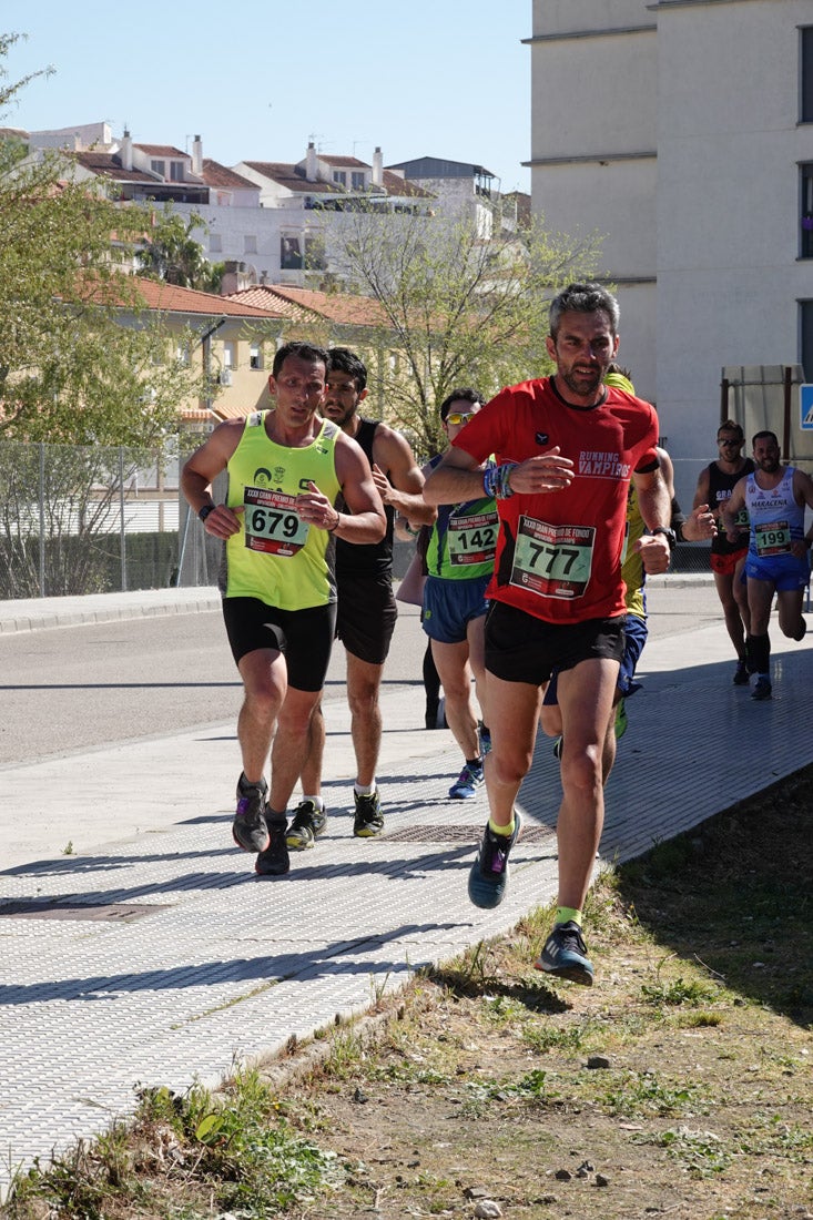 Manuel Santiago entra vistorioso a meta en la prueba de fondo de Loja. También lo hace victoriosa la más veterana de la cita. Y cientos de corredores desilan camino de la llegada al tartán.