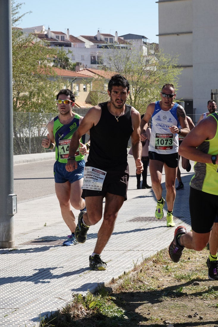 Manuel Santiago entra vistorioso a meta en la prueba de fondo de Loja. También lo hace victoriosa la más veterana de la cita. Y cientos de corredores desilan camino de la llegada al tartán.