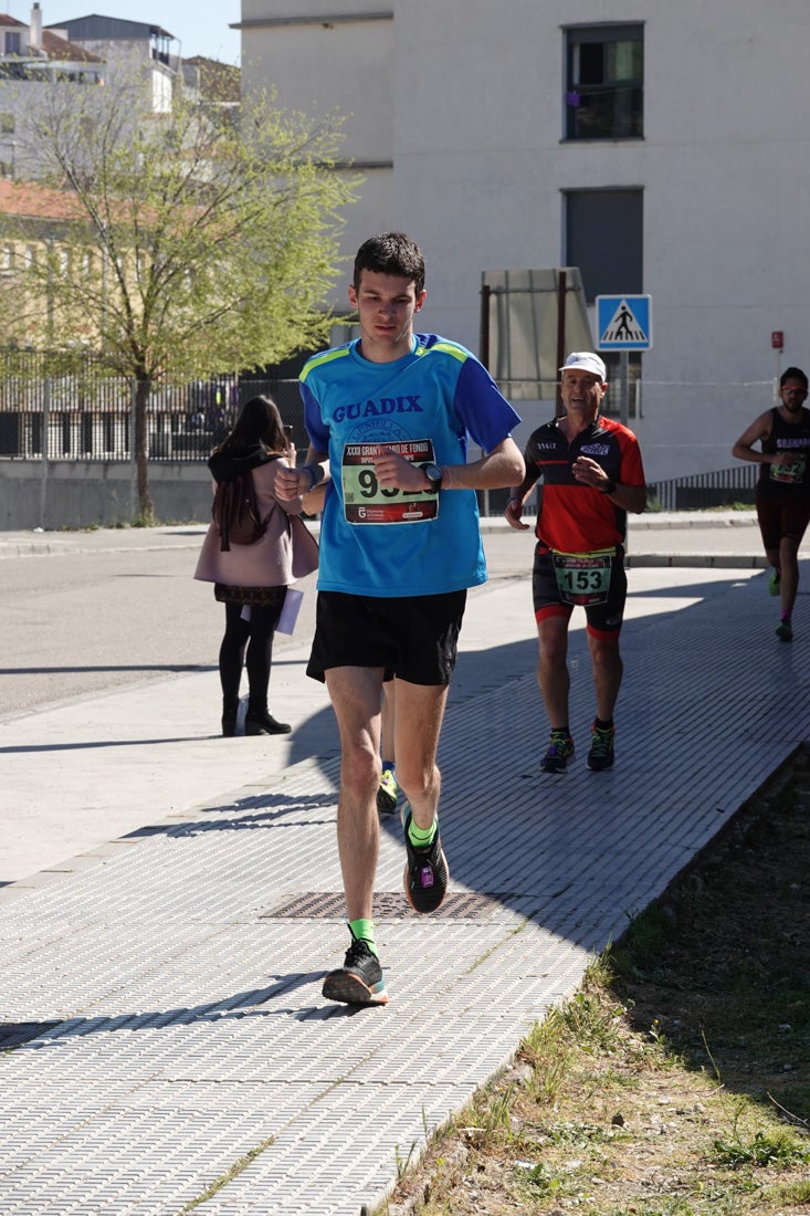 Manuel Santiago entra vistorioso a meta en la prueba de fondo de Loja. También lo hace victoriosa la más veterana de la cita. Y cientos de corredores desilan camino de la llegada al tartán.